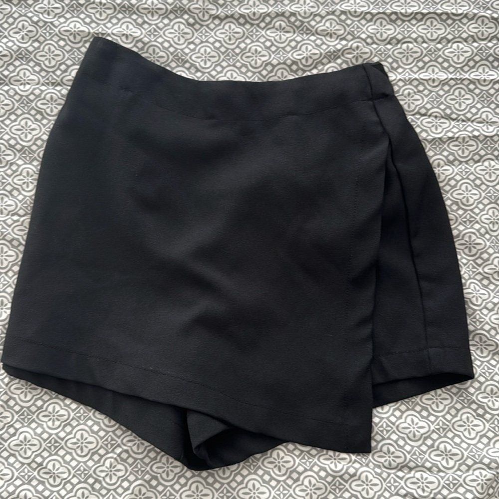Black skort